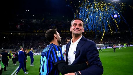 „M-am dus în vestiar pentru viciile mele, am fumat o ţigară”. Chivu, spectacol la declaraţii după ce a cucerit titlul în Italia: „Am vrut să fiu cool pentru interviuri, aşa că m-am dus la frizer”