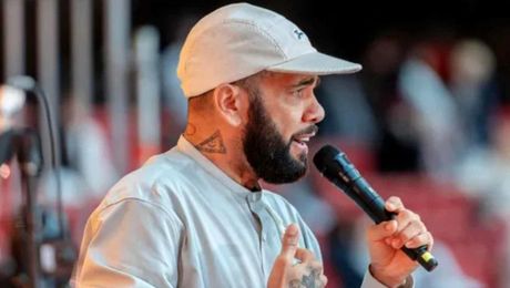 VIDEO | Transformarea incredibilă a lui Dani Alves. După ce a fost închis pentru viol, fostul fotbalist a predicat în faţa a 35 000 de persoane pe stadionul lui Atlético Madrid