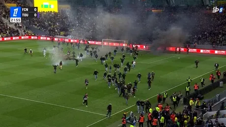 Scandal de proporții în Ligue 1. Sute de suporteri au pătruns pe gazon și au aruncat cu fumigene