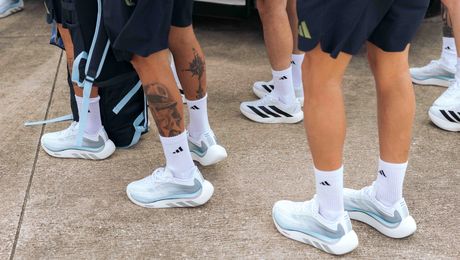 Jucătorii internaționali ai naționalelor Spaniei, Germaniei, Argentinei, Japoniei și Mexicului poartă pantofii personalizați adidas Originals Hyperboost Euphoria în timpul meciurilor de deschidere FIFA World Cup 2026