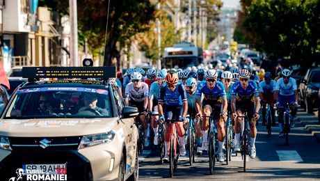 Turul României 2026 a cucerit inimile românilor și a crescut spectaculos: de zece ori mai mulți spectatori pe traseu, peste 2.500 de participanți la competițiile conexe și peste 3.000 de preluări în mass-media