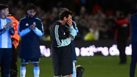 „Nu vreau să plec, nu vreau să părăsesc terenul”. Discursul emoţionant al lui Messi la finalul meciului de retragere