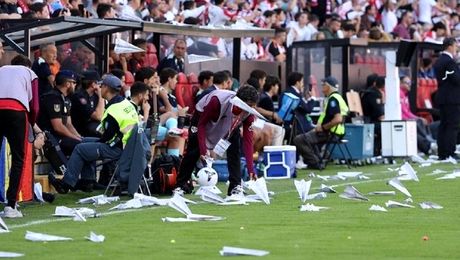 Protest incredibil în La Liga! Arbitrul a oprit meciul după ce fanii au aruncat pe teren avioane de hârtie și mingi de cauciuc