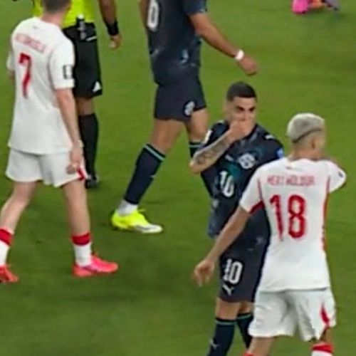 Premieră în fotbal: Almiron, eliminat pentru că şi-a acoperit gura în timp ce vorbea cu un adversar la meciul Turcia – Paraguay