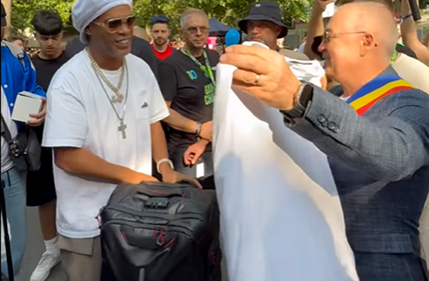 Moment special la Cluj. Ronaldinho a ajuns în Ardeal și a fost întâmpinat de primarul Emil Boc