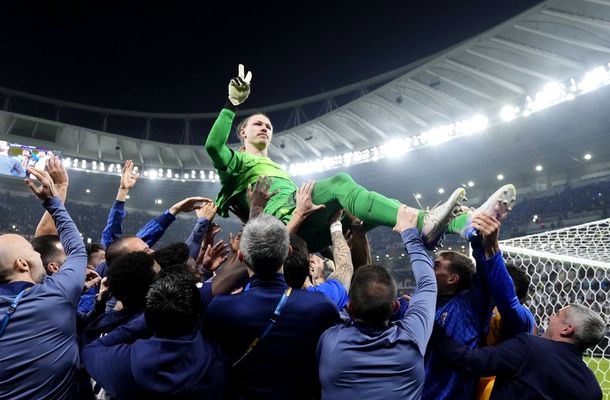 Luis Enrique, impresionat de jucătorul său: “Este prima dată când văd un portar care apără patru lovituri de la 11 metri”. Performanţa lui Safonov aminteşte de cea a lui Duckadam, din 1986