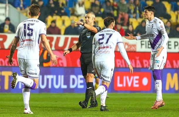 Reacţie vehementă din partea clubului FC Argeş. Comunicatul oficial al piteştenilor după eroarea lui Radu Petrescu: „Prezenţa noastră în Play-Off deranjează?”