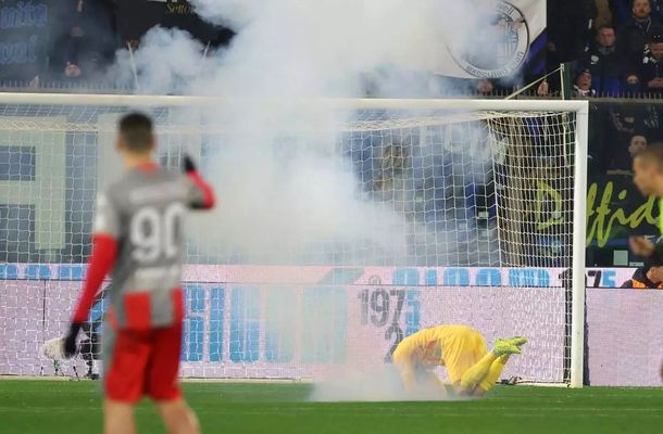 Suporterul lui Inter care a aruncat o petardă spre portarul echipei Cremonese a rămas fără trei degete şi a fost arestat