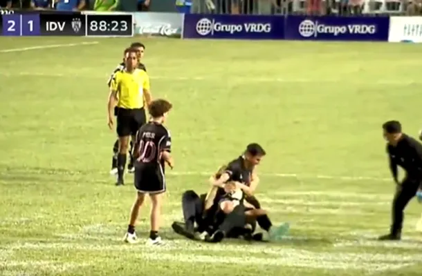 VIDEO Lionel Messi, la pământ din cauza unui fan în timpul unui meci amical