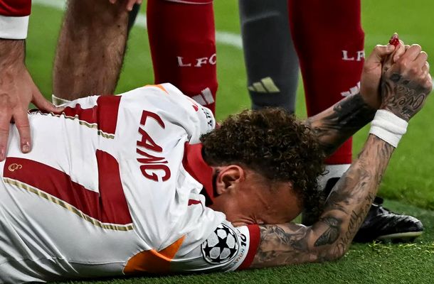 VIDEO | Noa Lang, operat de urgenţă după o accidentare bizară. Fotbalistul olandez s-a lovit de panourile publicitare de pe Anfield