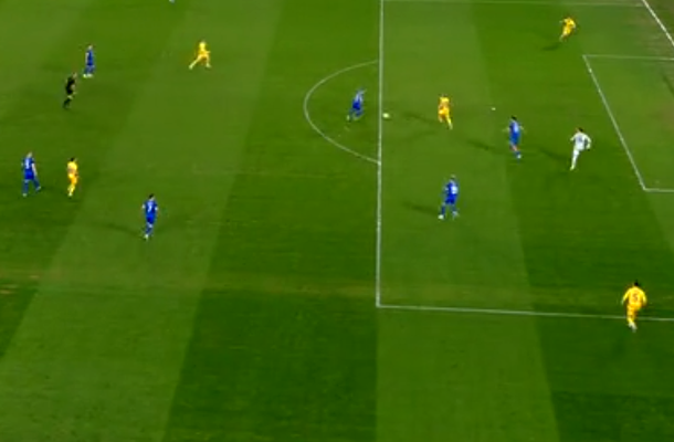 Neverosimil! La câteva secunde după ce a debutat în naţionala României, a gafat incredibil şi le-a făcut slovacilor un cadou