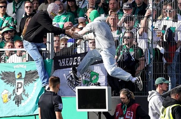 Incredibil! Doi suporteri cu cagule au deconectat ecranul VAR la un meci din Germania. Ce a urmat