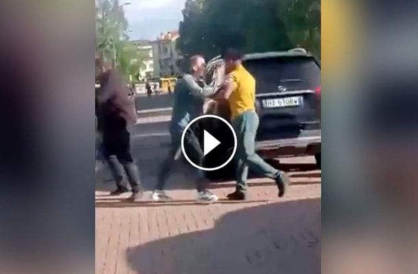 VIDEO | Scene incredibile în Italia. Colegul românului Vermeșan s-a bătut pe stradă cu un suporter. De la ce a pornit totul
