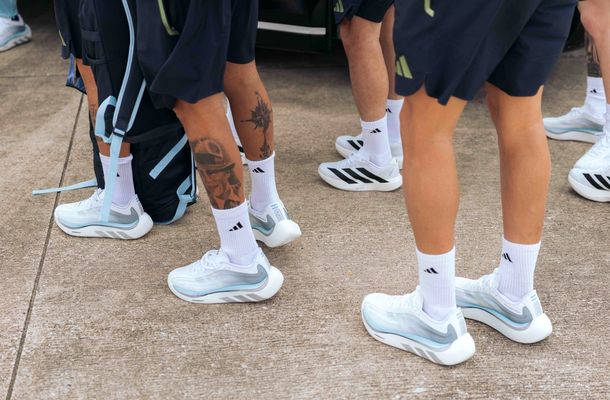 Jucătorii internaționali ai naționalelor Spaniei, Germaniei, Argentinei, Japoniei și Mexicului poartă pantofii personalizați adidas Originals Hyperboost Euphoria în timpul meciurilor de deschidere FIFA World Cup 2026