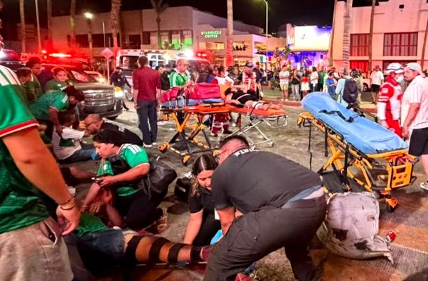 Momente șocante pe străzi după victoria Mexicului cu Cehia la Cupa Monidală! O maşină a intrat în mulţime | VIDEO