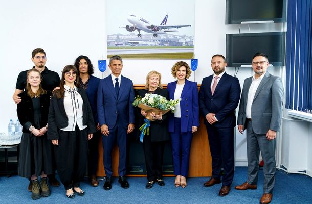 Cea mai performantă aeronavă din dotarea TAROM, un Boeing 737 MAX, primeşte numele “Mircea Lucescu” / Răzvan Lucescu: Un omagiu pe care familia noastră îl primeşte cu emoţie şi recunoştinţă